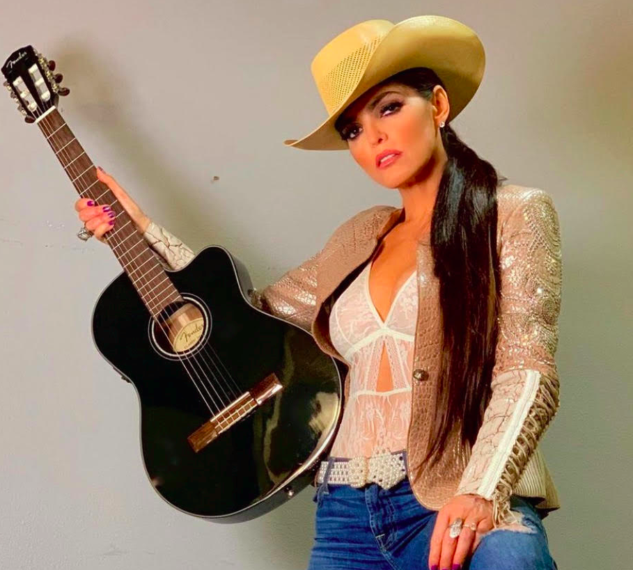Ana Bárbara con su guitarra
