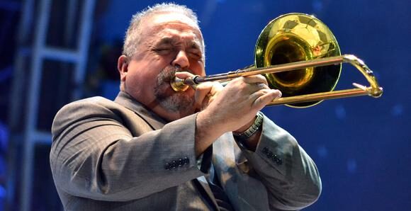 Willie Colón lamenta no estar bien; le espera larga recuperación