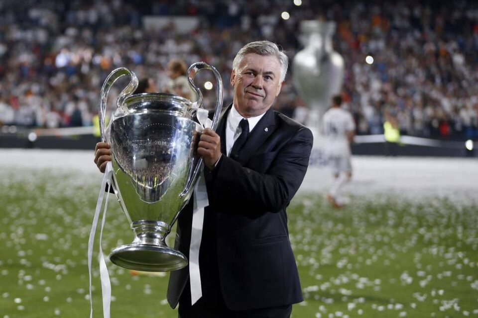 carlos ancelotti levantando la orejona